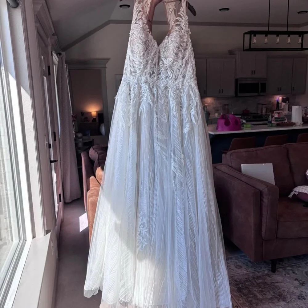 Exquisite Floral Lace Wedding Gown - Picture 6 of 8